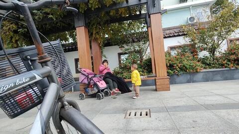 上海残疾人爷叔创业开婚介所20年,养育两个小孩大学毕业,还开网络直播宣传两性情感。